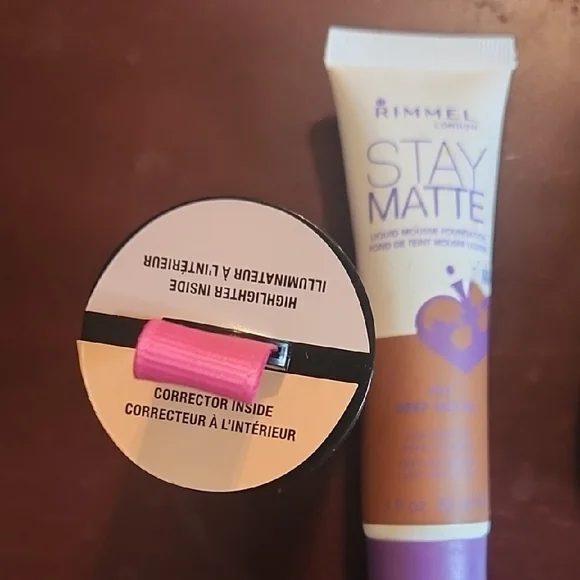 Rimmel London Stay Matte Foundation and Highlighter Set - Picture 3 of 5